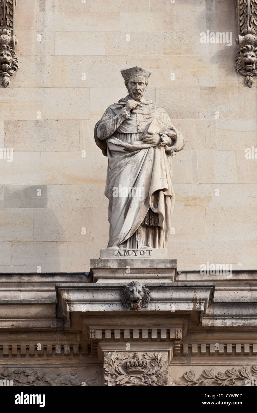 Statue des französischen Renaissance Bischof Jacques Amyot (1513-1593) und Übersetzerin in Cour Napoleon, Louvre-Museum, Paris, Frankreich. Stockfoto