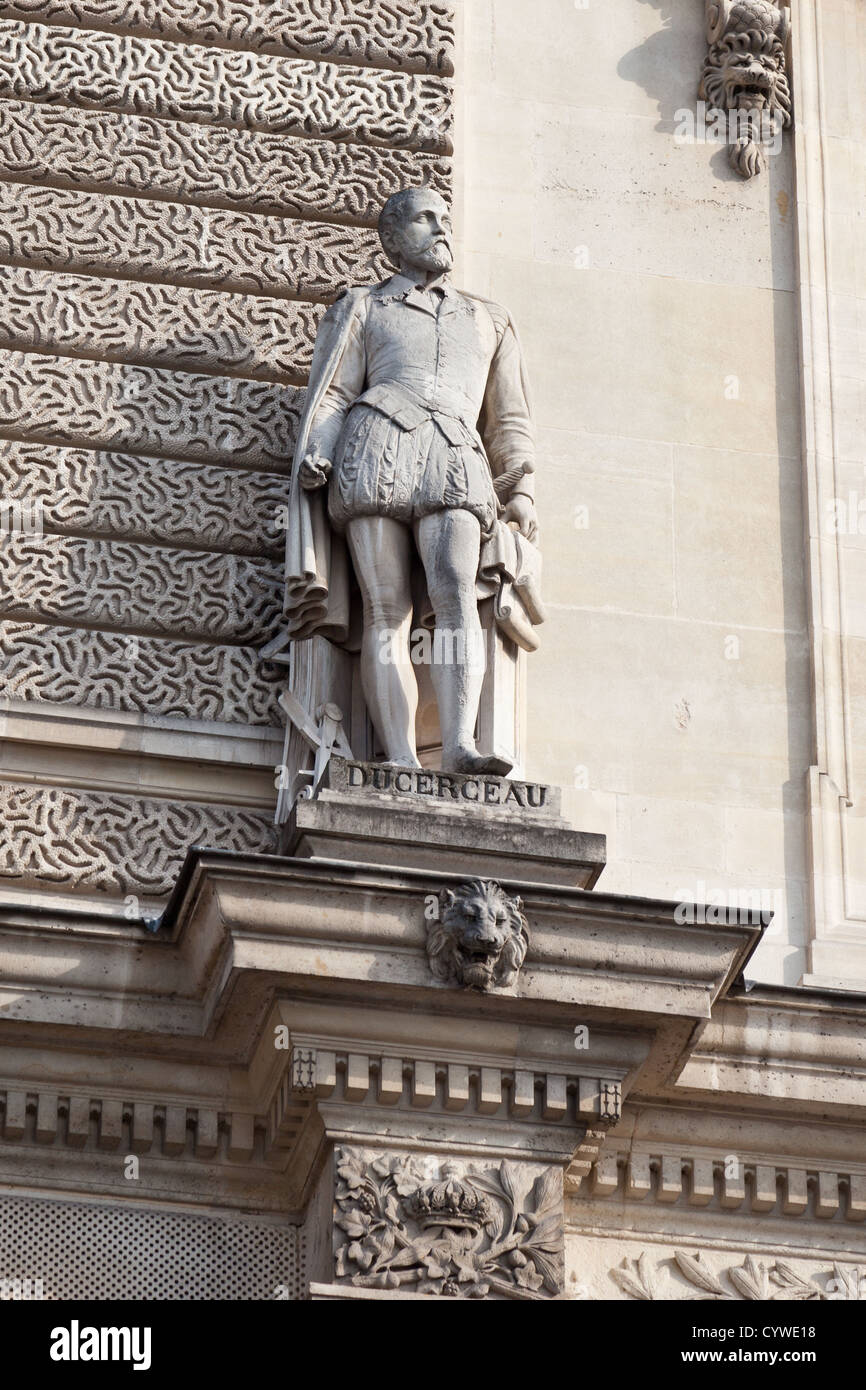 Statue von Jacques Androuet du Cerceau (1510-1584), französischer Architekt, Designer und Graveur, Cour Napoleon, Louvre Museum Stockfoto