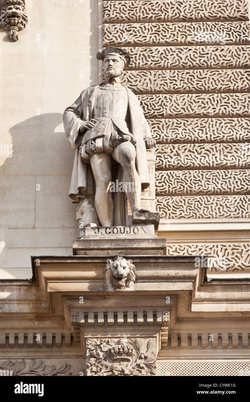 Statue von Jean Goujon, 16. Jahrhundert französischen Renaissance-Bildhauer und Architekt - Cour Napoleon - außen Louvre-Museum, Paris Stockfoto