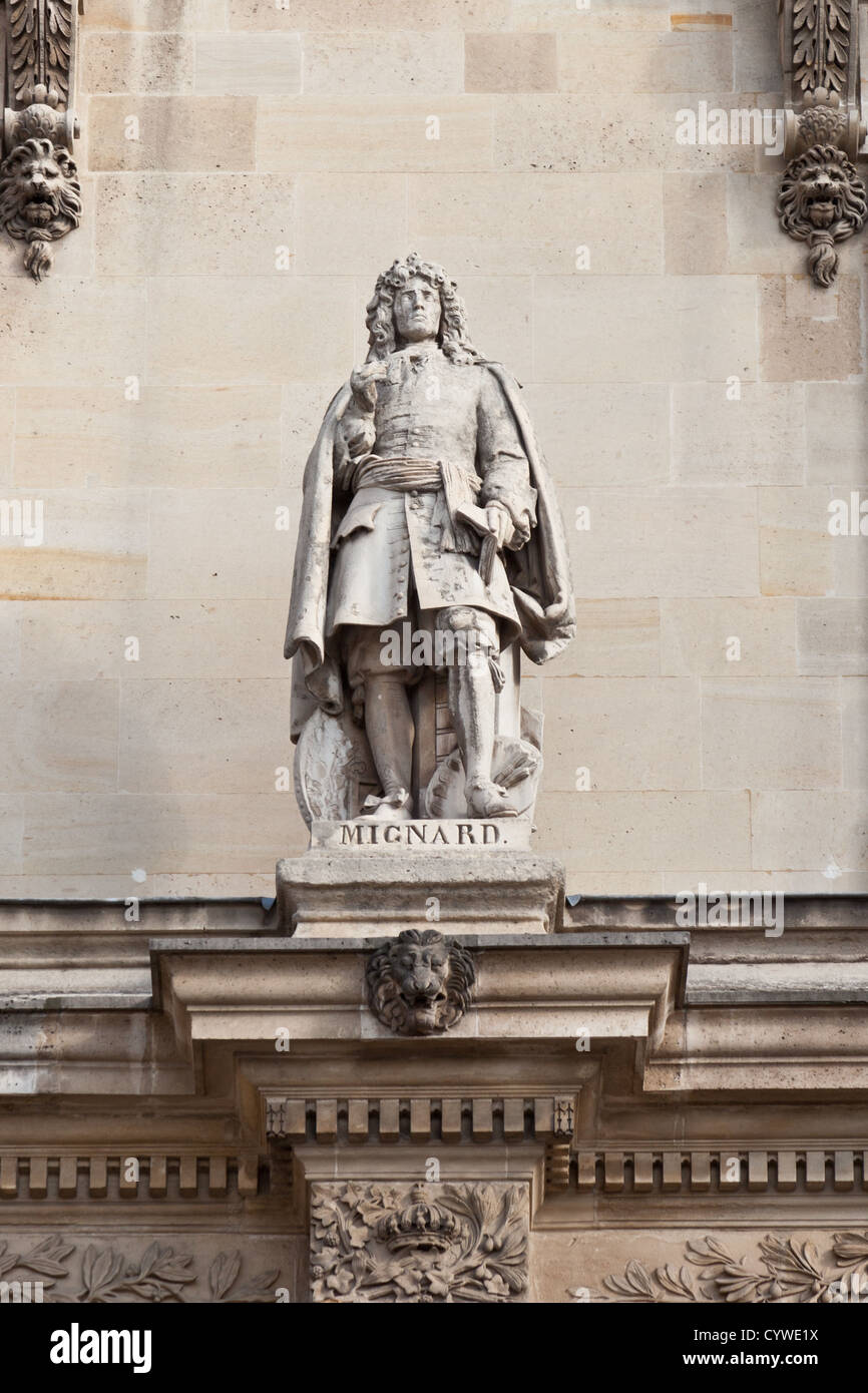 Statue von Pierre Mignard (1612-1695), französischer Künstler, in der Cour Napoleon, Louvre-Museum, Paris, Frankreich Stockfoto