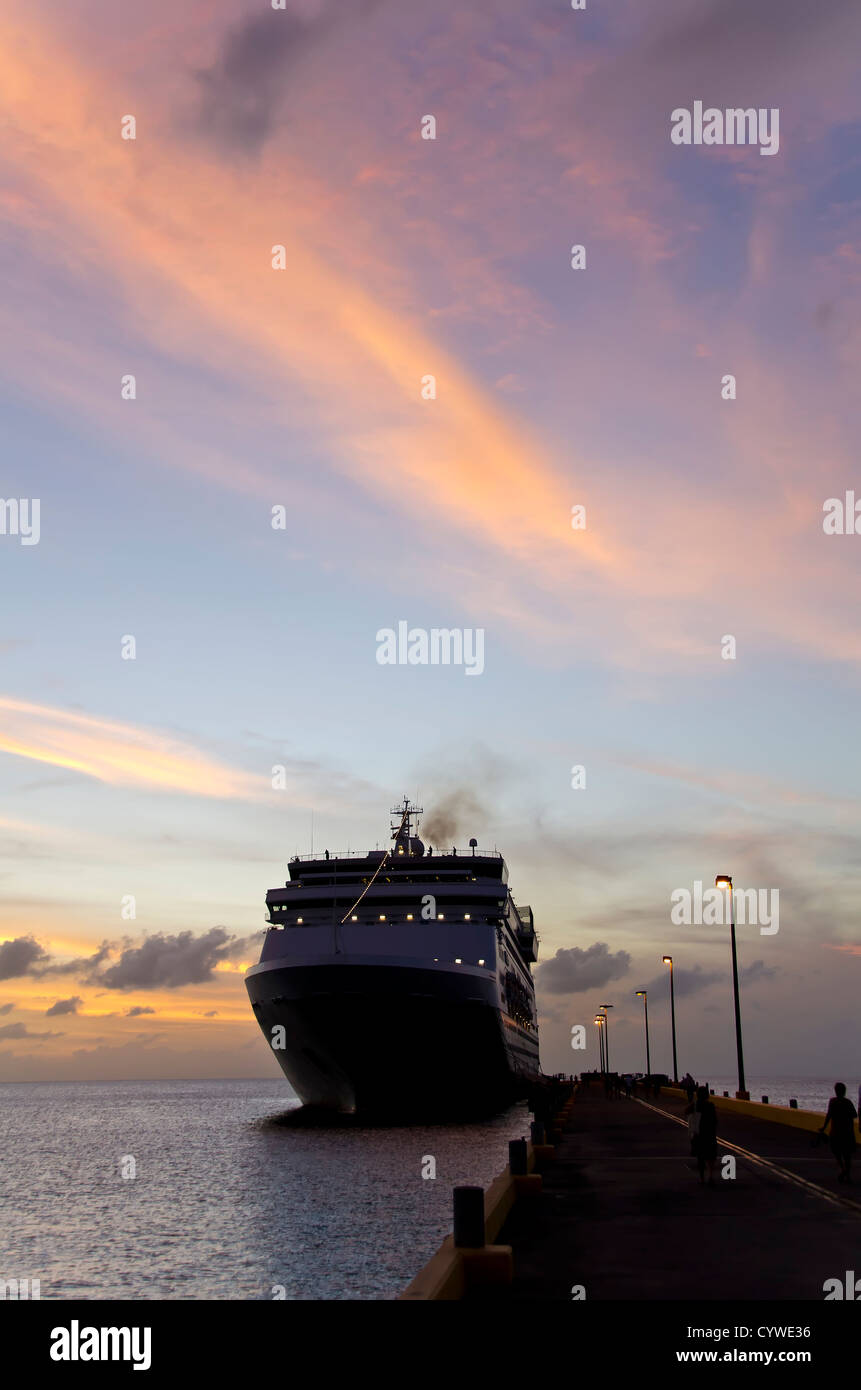 Silhouetten-Kreuzfahrtschiff, angedockt am Pier in St. Croix, amerikanische Jungferninseln in der Karibik.Saint croix Stockfoto