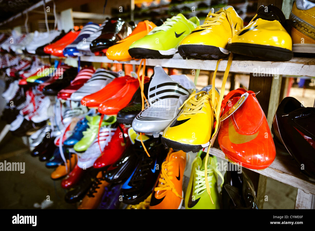 Fußballschuhe Sportschuhe Markt Antigua Guatemala // ANTIGUA GUATEMALA, Guatemala — Reihen von Fußballschuhen und Sportschuhen werden auf einem lokalen Markt in Antigua Guatemala zum Verkauf angeboten. Die Stadt, allgemein bekannt als Antigua, ist berühmt für ihre lebhaften Märkte, auf denen Händler alles von traditionellen Textilien bis hin zu modernen Waren wie Sportschuhen verkaufen. Antigua wurde Anfang des 16. Jahrhunderts gegründet und diente bis 1773 als Hauptstadt Guatemalas, als es nach einer Reihe verheerender Erdbeben weitgehend aufgegeben wurde. Die Stadt gehört heute zum UNESCO-Weltkulturerbe und ist bekannt für ihre gut erhaltenen Spanis Stockfoto