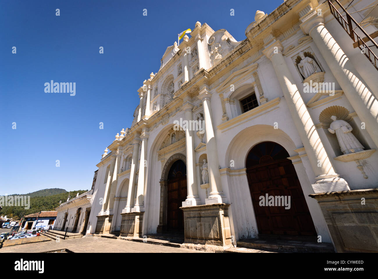 Ruinen der Kathedrale von San José Antigua Guatemala // ANTIGUA GUATEMALA, Guatemala – die Kolonialstadt Antigua Guatemala zeigt ihre gut erhaltene spanische Barockarchitektur und Erdbebenruinen im gesamten historischen Zentrum. 1543 als Santiago de Guatemala gegründet, diente die Stadt als Hauptstadt des Königreichs Guatemala bis 1773, als sie durch ein Erdbeben weitgehend zerstört wurde. Antigua, das 1979 zum UNESCO-Weltkulturerbe erklärt wurde, verfügt über kopfsteingepflasterte Straßen, farbenfrohe Fassaden und prominente Bauten wie den Santa Catalina Arch und die Ruinen der Kathedrale von San José. Das c Stockfoto
