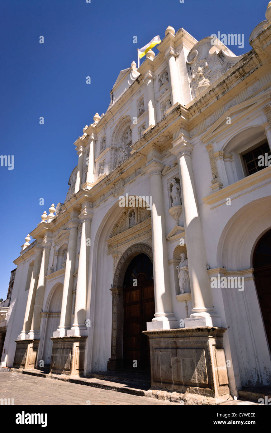 Catedral de Santiago Antigua Guatemala // ANTIGUA GUATEMALA, Guatemala — die Catedral de Santiago steht an prominenter Stelle auf dem Hauptplatz von Antigua Guatemala, einem UNESCO-Weltkulturerbe und der ehemaligen Hauptstadt Guatemalas. Die Kathedrale, die ursprünglich im 16. Jahrhundert erbaut und nach mehreren Erdbeben rekonstruiert wurde, ist ein Beispiel für den spanischen Barock-Architekturstil, der die Kolonialstadt auszeichnet. Antigua Guatemala ist bekannt für seine gut erhaltenen historischen Gebäude und dramatischen Ruinen, die von großen seismischen Ereignissen, insbesondere dem Erdbeben von 1773, das zur Hauptstadt führte Stockfoto