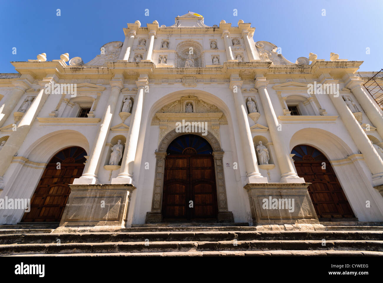 Catedral de Santiago Hauptplatz Antigua Guatemala // ANTIGUA GUATEMALA, Guatemala — die Kathedrale de Santiago steht an prominenter Stelle auf dem Hauptplatz von Antigua Guatemala, UNESCO-Weltkulturerbe und ehemalige Hauptstadt von Guatemala. Die Kathedrale, die ursprünglich im 16. Jahrhundert erbaut und nach mehreren Erdbeben rekonstruiert wurde, ist ein Beispiel für den spanischen Barock-Architekturstil, der die Kolonialstadt auszeichnet. Antigua Guatemala ist bekannt für seine gut erhaltenen historischen Gebäude und dramatischen Ruinen, die von großen seismischen Ereignissen, insbesondere dem Erdbeben von 1773, das das Erdbeben führte, entstanden sind Stockfoto
