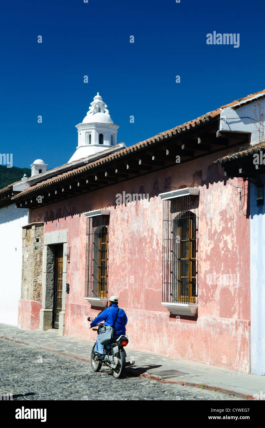 Berühmt für seine gut erhaltene spanische barocke Architektur sowie eine Reihe von Ruinen von Erdbeben, Antigua Guatemala ist ein UNESCO-Weltkulturerbe und ehemalige Hauptstadt von Guatemala. Stockfoto