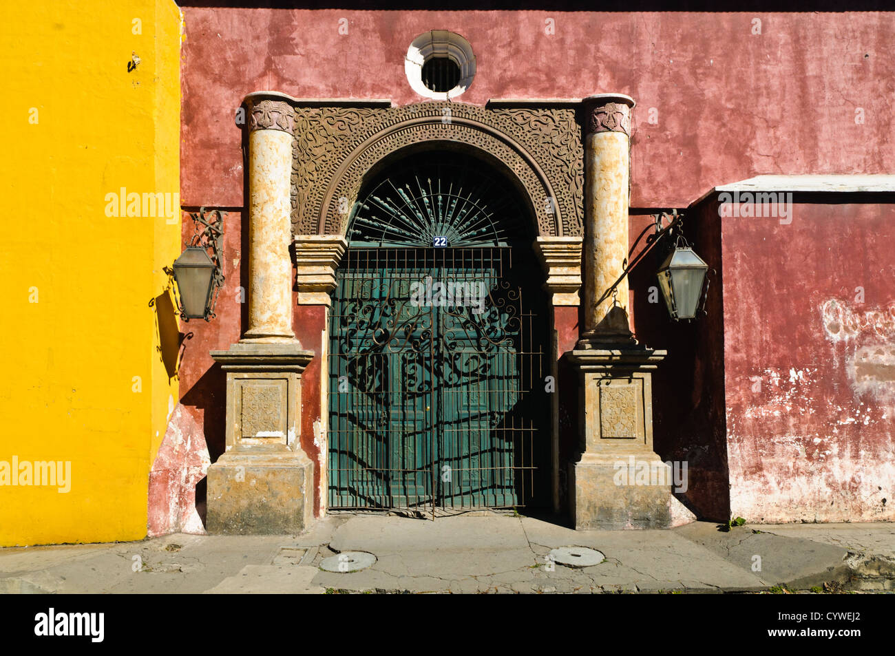 Ein Tor zu einem historischen spanischen kolonialen Gebäude in Antigua Guatemala. Berühmt für seine gut erhaltene spanische barocke Architektur sowie eine Reihe von Ruinen von Erdbeben, Antigua Guatemala ist ein UNESCO-Weltkulturerbe und ehemalige Hauptstadt von Guatemala. Stockfoto