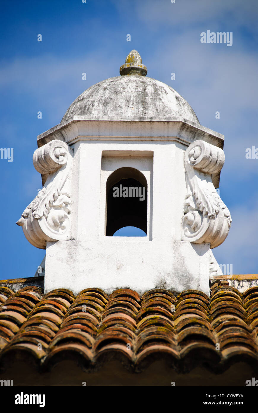 Spanische Kolonialzeit Schornstein auf einem Dach in Antigua Guatemala. Berühmt für seine gut erhaltene spanische barocke Architektur sowie eine Reihe von Ruinen von Erdbeben, Antigua Guatemala ist ein UNESCO-Weltkulturerbe und ehemalige Hauptstadt von Guatemala. Stockfoto