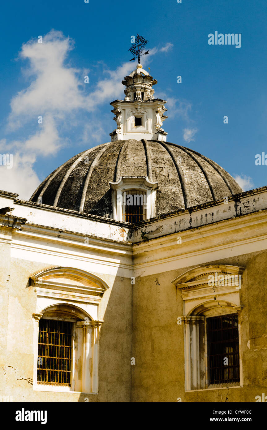 Iglesia de San Francisco Dome Antigua Guatemala // ANTIGUA GUATEMALA, Guatemala — das Kuppeldach der Iglesia de San Francisco, einer spanischen Kolonialkirche, die im 16. Jahrhundert in Antigua Guatemala erbaut wurde. Die Kirche, offiziell Iglesia y Convento de San Francisco El Grande genannt, ist eines der bedeutendsten religiösen Wahrzeichen der Stadt. Ursprünglich 1579 erbaut, wurde das Gebäude nach Erdbebenschäden mehrmals umgebaut. Das heutige Gebäude stammt hauptsächlich aus dem Wiederaufbau aus dem 18. Jahrhundert nach dem Erdbeben von 1773, das einen Großteil der Stadt verwüstete. Antigua Guatemala ist eine UNO Stockfoto