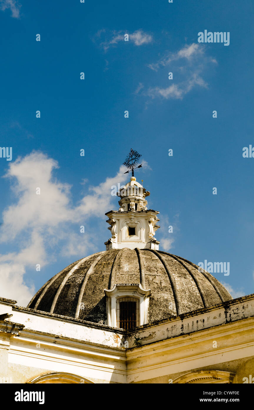 Iglesia de San Francisco Kuppeldach Antigua Guatemala // ANTIGUA GUATEMALA, Guatemala — das Kuppeldach der Iglesia de San Francisco, einer spanischen Kolonialkirche, die im 16. Jahrhundert in Antigua Guatemala erbaut wurde. Die Kirche, offiziell Iglesia y Convento de San Francisco El Grande genannt, ist eines der bedeutendsten religiösen Wahrzeichen der Stadt. Ursprünglich 1579 erbaut, wurde das Gebäude nach Erdbebenschäden mehrmals umgebaut. Das heutige Gebäude stammt hauptsächlich aus dem Wiederaufbau aus dem 18. Jahrhundert nach dem Erdbeben von 1773, das einen Großteil der Stadt verwüstete. Antigua Guatemala i Stockfoto