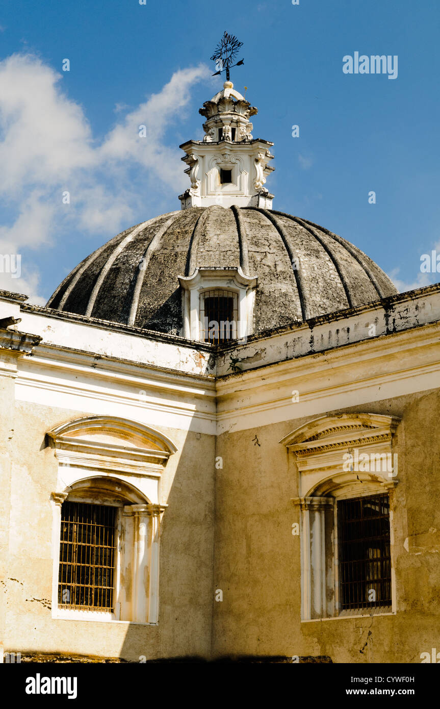 ANTIGUA GUATEMALA, Guatemala – das Kuppeldach der Iglesia de San Francisco, einer spanischen Kolonialkirche in Antigua, Guatemala. Stockfoto