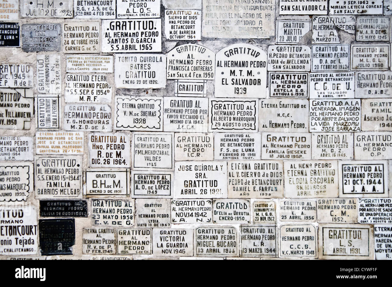 ANTIGUA GUATEMALA, Guatemala – Grabmarkierungen an einer Mauer in der Nähe von Iglesia de San Francisco in Antigua, Guatemala. Stockfoto