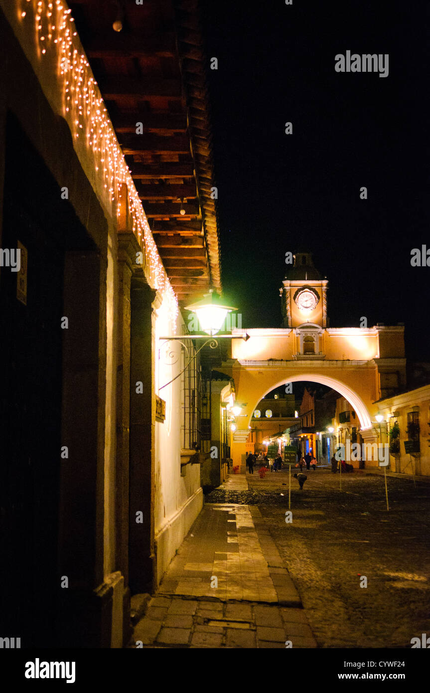 ANTIGUA GUATEMALA, Guatemala – der berühmte Santa Catalina Arch im Zentrum von Antigua, Guatemala, der zwei Teile eines Klosters durch eine der wichtigsten Kopfsteinpflasterstraßen der Stadt verbindet. Stockfoto