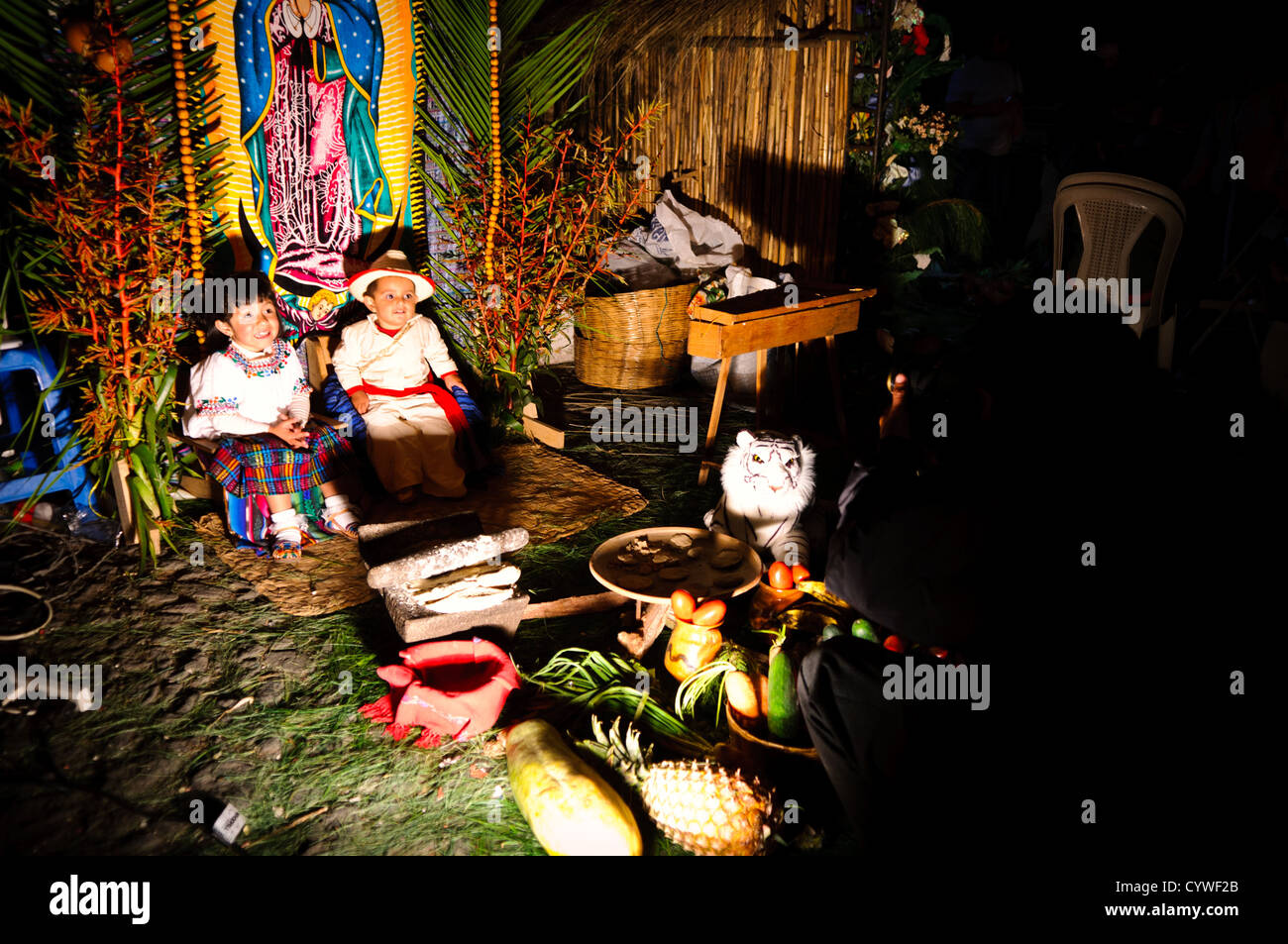 Ein paar Kinder in Anitgua, Guatemala, Pose für Fotos im Kostüm mit einer traditionellen Szene im Hintergrund. Dies war Teil eines Marktes in der Innenstadt von Antigua in der Feier der ein nationaler Feiertag. Stockfoto