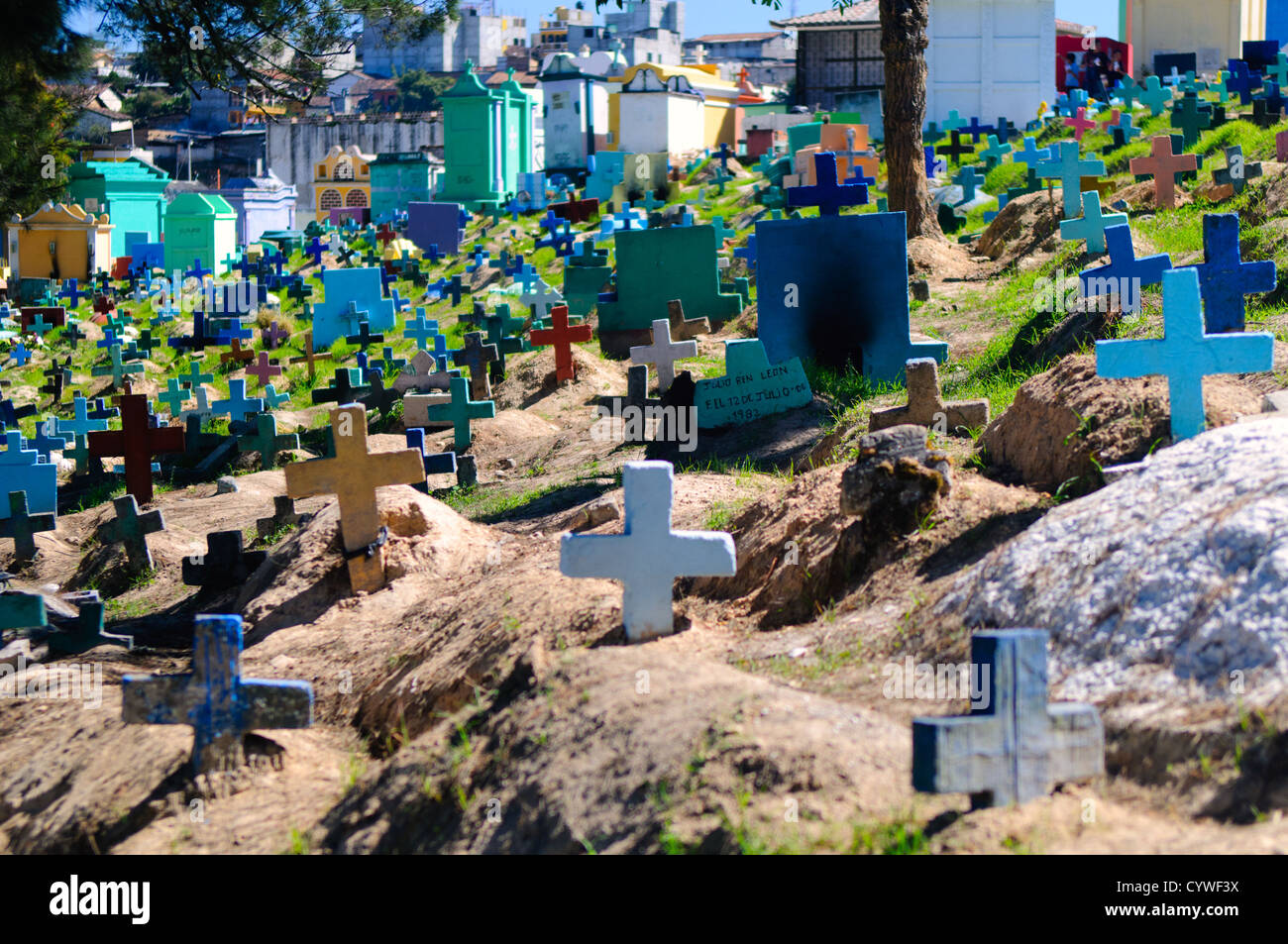 CHICHICASTENANGO, Guatemala - Das bunte Grabsteine und Markierungen der Chichicastengo Friedhof. Es dient sowohl als Maya und Katholischen Friedhof. Chichicastenango ist eine indigene Maya Stadt im guatemaltekischen Hochland ca. 90 Meilen nordwestlich von Guatemala City und auf einer Höhe von fast 6.500 Metern. Es ist berühmt für seine Märkte Sonntags und Donnerstags. Stockfoto