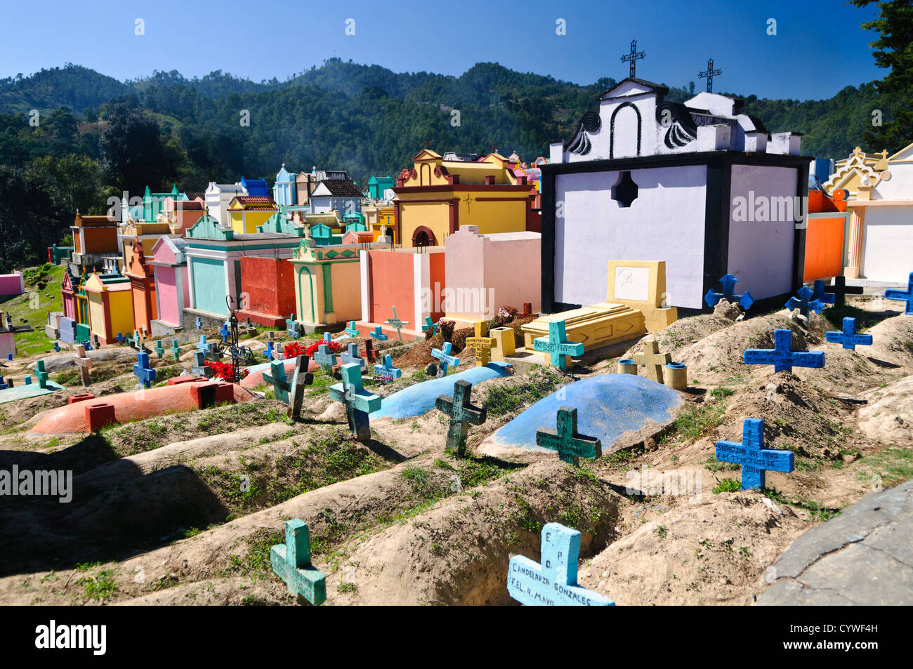 CHICHICASTENANGO, Guatemala - Das bunte Grabsteine und Markierungen der Chichicastengo Friedhof. Es dient sowohl als Maya und Katholischen Friedhof. Chichicastenango ist eine indigene Maya Stadt im guatemaltekischen Hochland ca. 90 Meilen nordwestlich von Guatemala City und auf einer Höhe von fast 6.500 Metern. Es ist berühmt für seine Märkte Sonntags und Donnerstags. Stockfoto