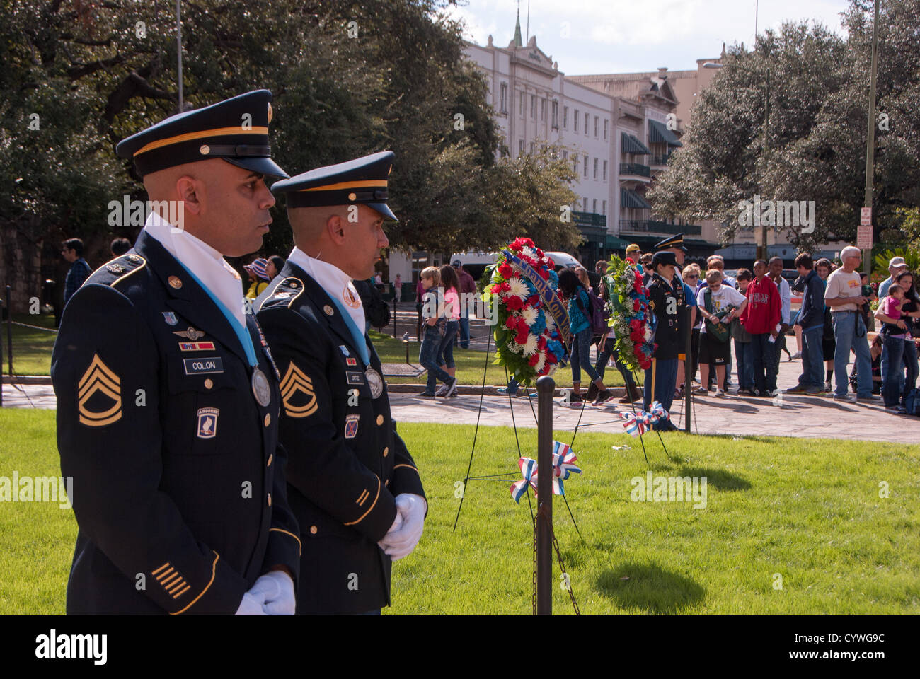 10. November 2012 San Antonio, Texas, USA - Mitglieder von der Ehrengarde Fort Sam wachen über die Kränze auf der Veteran-Tag-Denkmal vor der Alamo in San Antonio, Texas präsentiert werden. Stockfoto