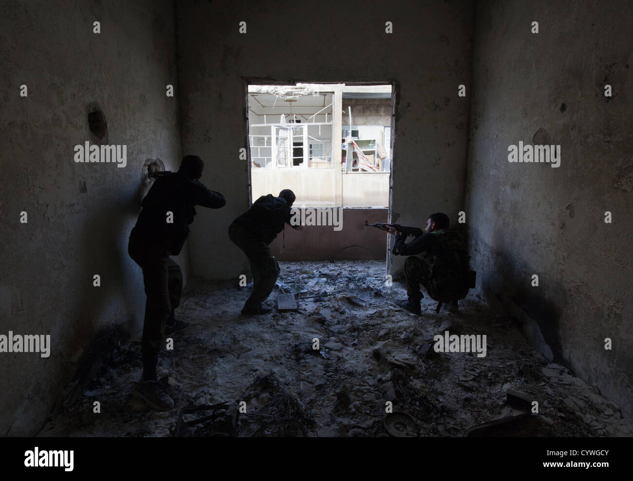 24. Oktober 2012 - Aleppo, Syrien: Freie Syrische Armee Mitglieder nehmen Ziel an Regime Positionen im Izaz. Stockfoto