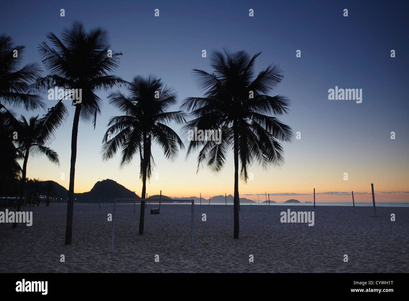 Sonnenaufgang am Strand der Copacabana, Rio De Janeiro, Brasilien Stockfoto