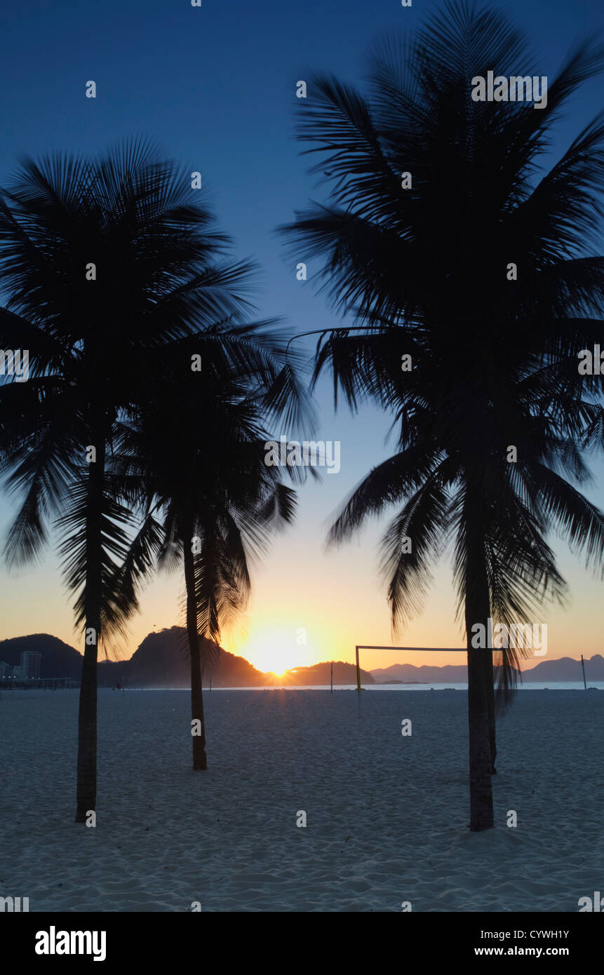 Sonnenaufgang am Strand der Copacabana, Rio De Janeiro, Brasilien Stockfoto