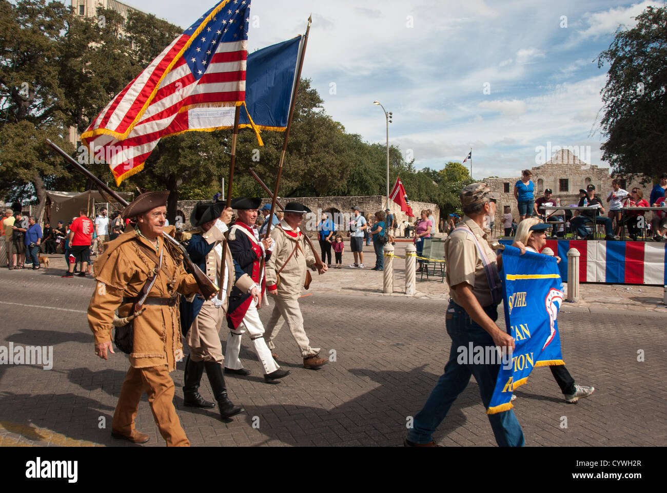 10. November 2012 San Antonio, Texas, USA - Veteranen Vorbeimarsch der Alamo während der Veterans Day parade in San Antonio. Mehr als 15.000 Menschen nahmen an der Parade, die in der Nähe von Alamo begann und endete um Milam Park. Stockfoto