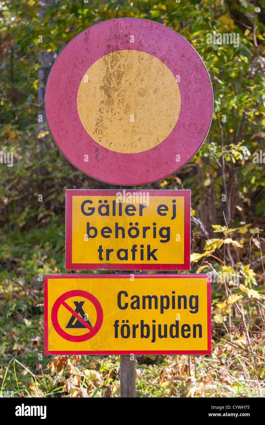 Camping ist verboten und Verbotszeichen zugreifen Stockfoto