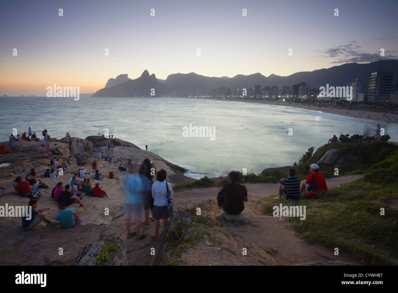 Menschen am Ponta Arpoador Sonnenuntergang, Ipanema, Rio de Janeiro, Brasilien Stockfoto