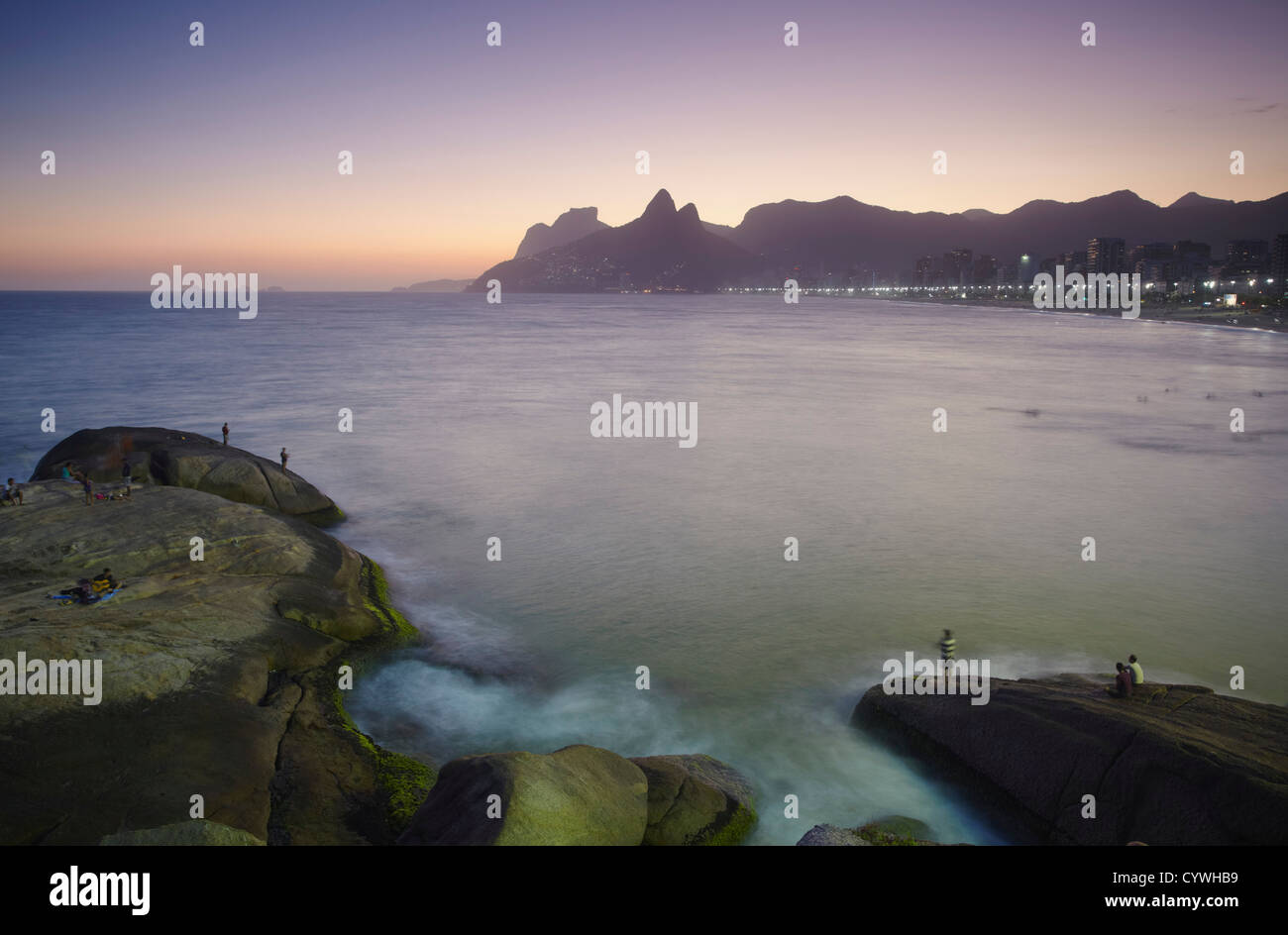 Blick auf Ipanema Strand bei Sonnenuntergang von Ponta Arpoador, Ipanema, Rio de Janeiro, Brasilien Stockfoto