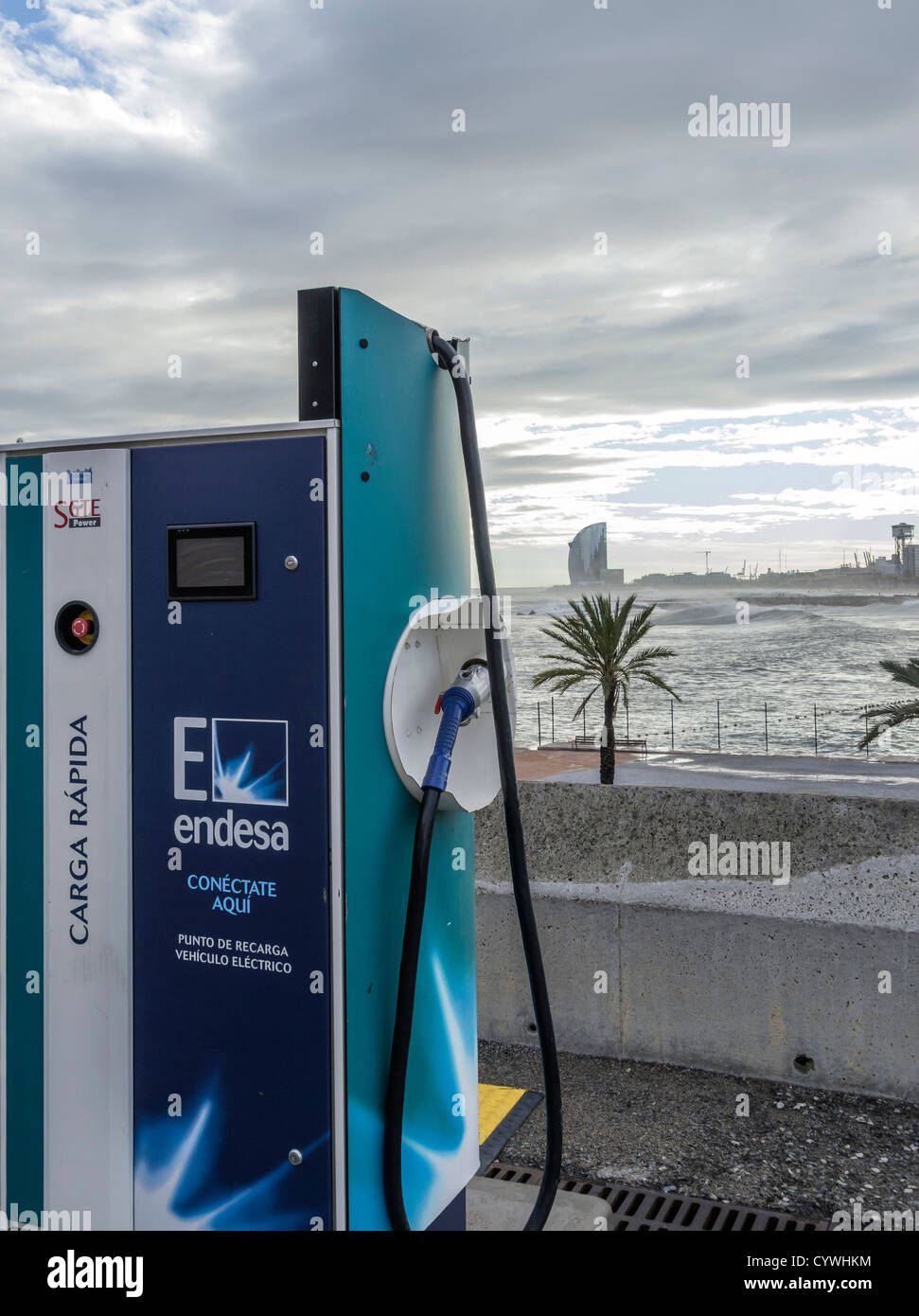 Ladestation für Elektroautos in Vila Olimpica in der Nähe von Strand von  Barceloneta, Barcelona Stockfotografie - Alamy