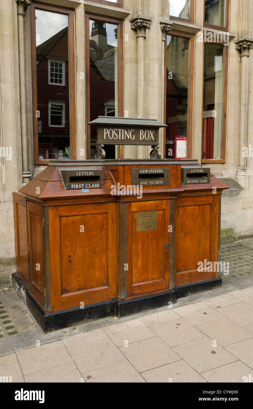 Aus Holz Steckbox außerhalb St Aldate main Post Office Oxford UK Stockfoto
