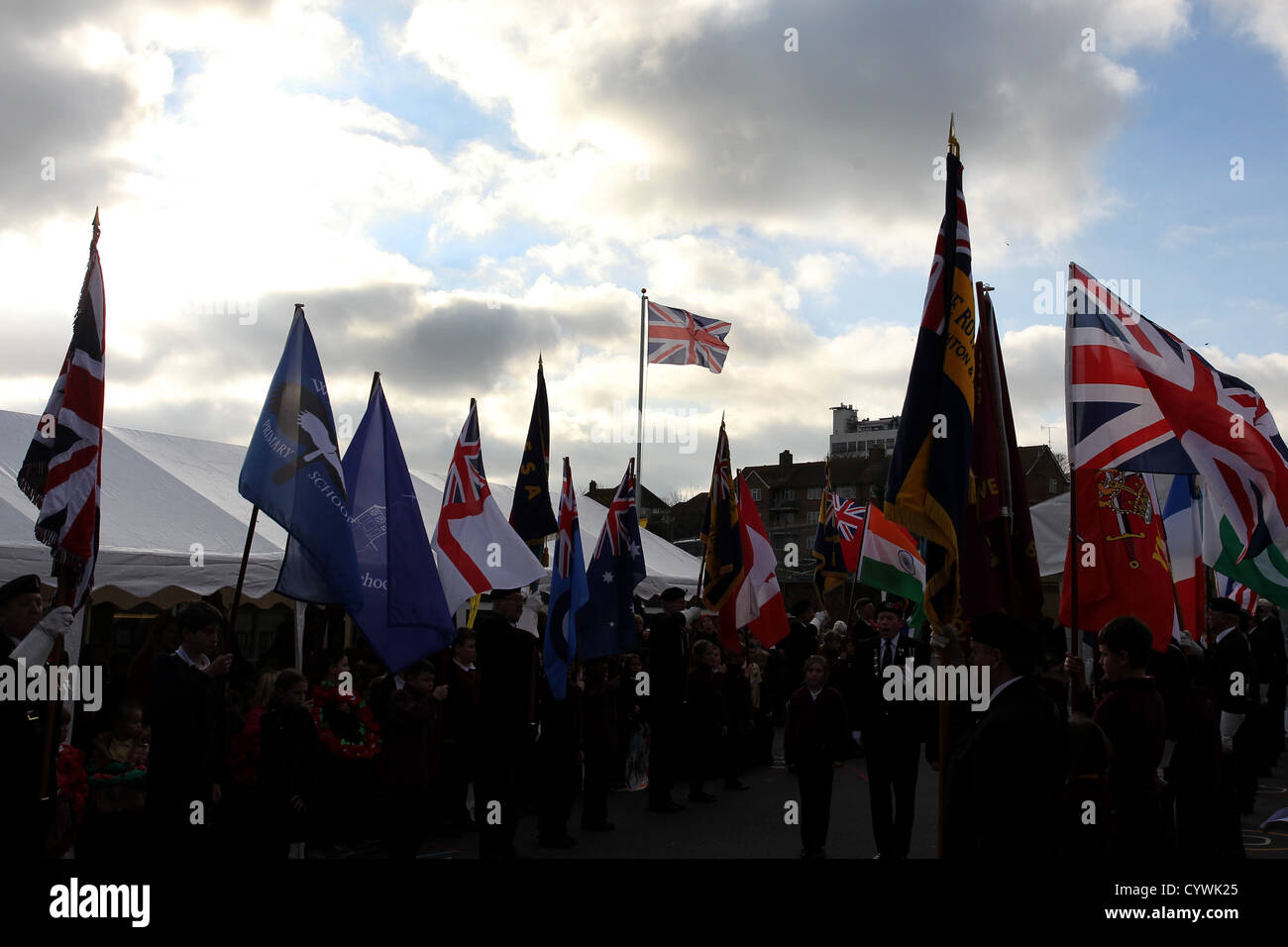 Senkte Fahnen während eines Gottesdienstes Gedenktag in Brighton, East Sussex, UK. Stockfoto