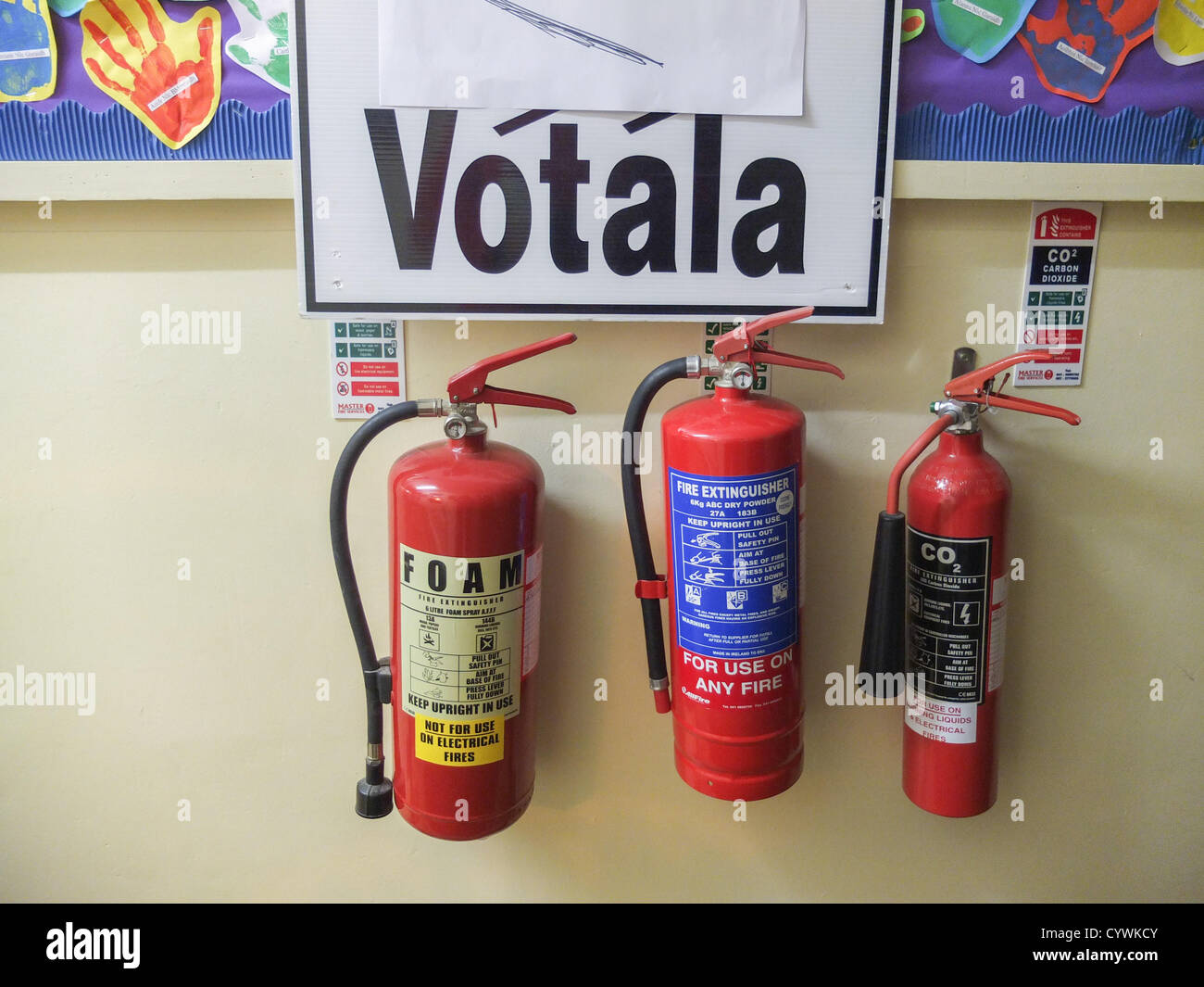 10. November 2012.Voting startet in die 2012 Kinder Referendum.Pictured in Gibbstown National School (Meath Ost Wahlkreis Wahllokal), County Meath ist die gälische Übersetzung des Wortes "Stimme". Die vorgeschlagene Verfassungsänderung befasst sich mit einer Reihe von Bereichen der ChildrenÕs Rechte einschließlich Annahme, Schutz, staatliche Intervention in Fällen von Vernachlässigung und den Kindern ein Mitspracherecht in ihren eigenen Schutz-Verfahren. Foto: BARRY CRONIN Stockfoto