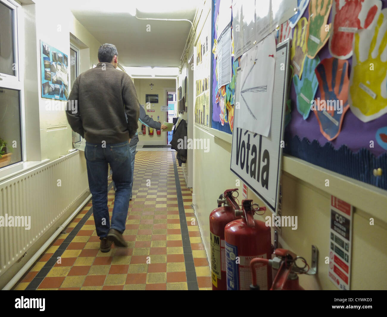 10. November 2012.Voting startet in die 2012 Kinder Referendum.Pictured in Gibbstown National School (Meath Ost Wahlkreis Wahllokal), County Meath sind zwei Menschen gehen, um ihre Stimme abzugeben. Die vorgeschlagene Verfassungsänderung befasst sich mit einer Reihe von Bereichen der ChildrenÕs Rechte einschließlich Annahme, Schutz, staatliche Intervention in Fällen von Vernachlässigung und den Kindern ein Mitspracherecht in ihren eigenen Schutz-Verfahren. Foto: BARRY CRONIN Stockfoto