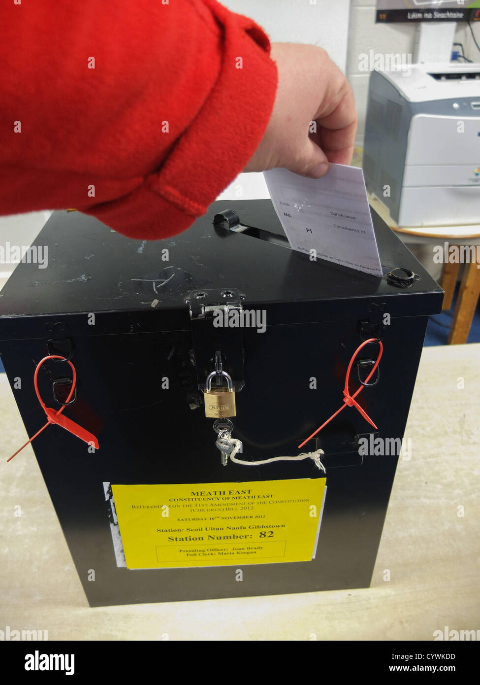 10. November 2012.Voting startet in die 2012 Kinder Referendum.Pictured in Gibbstown National School (Meath Ost Wahlkreis Wahllokal), County Meath ist eine bekam geworfen. Die vorgeschlagene Verfassungsänderung befasst sich mit einer Reihe von Bereichen der ChildrenÕs Rechte einschließlich Annahme, Schutz, staatliche Intervention in Fällen von Vernachlässigung und den Kindern ein Mitspracherecht in ihren eigenen Schutz-Verfahren. Foto: BARRY CRONIN Stockfoto
