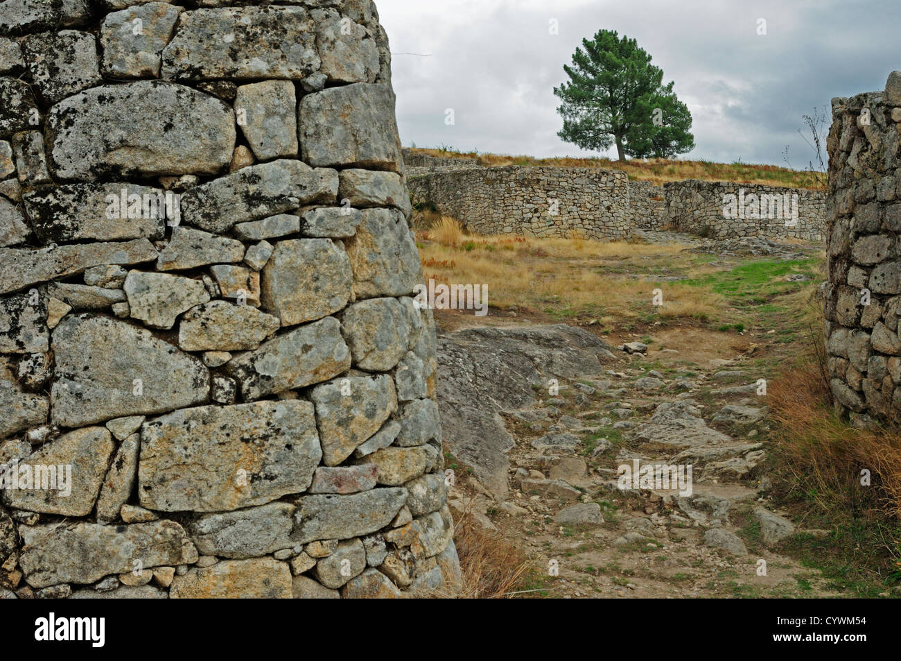 Ruinen der menschlichen Siedlung von Lambrica, der ursprüngliche Name der Castro de San Cibrao de Las. Ourense, Galicien, Spanien. Stockfoto