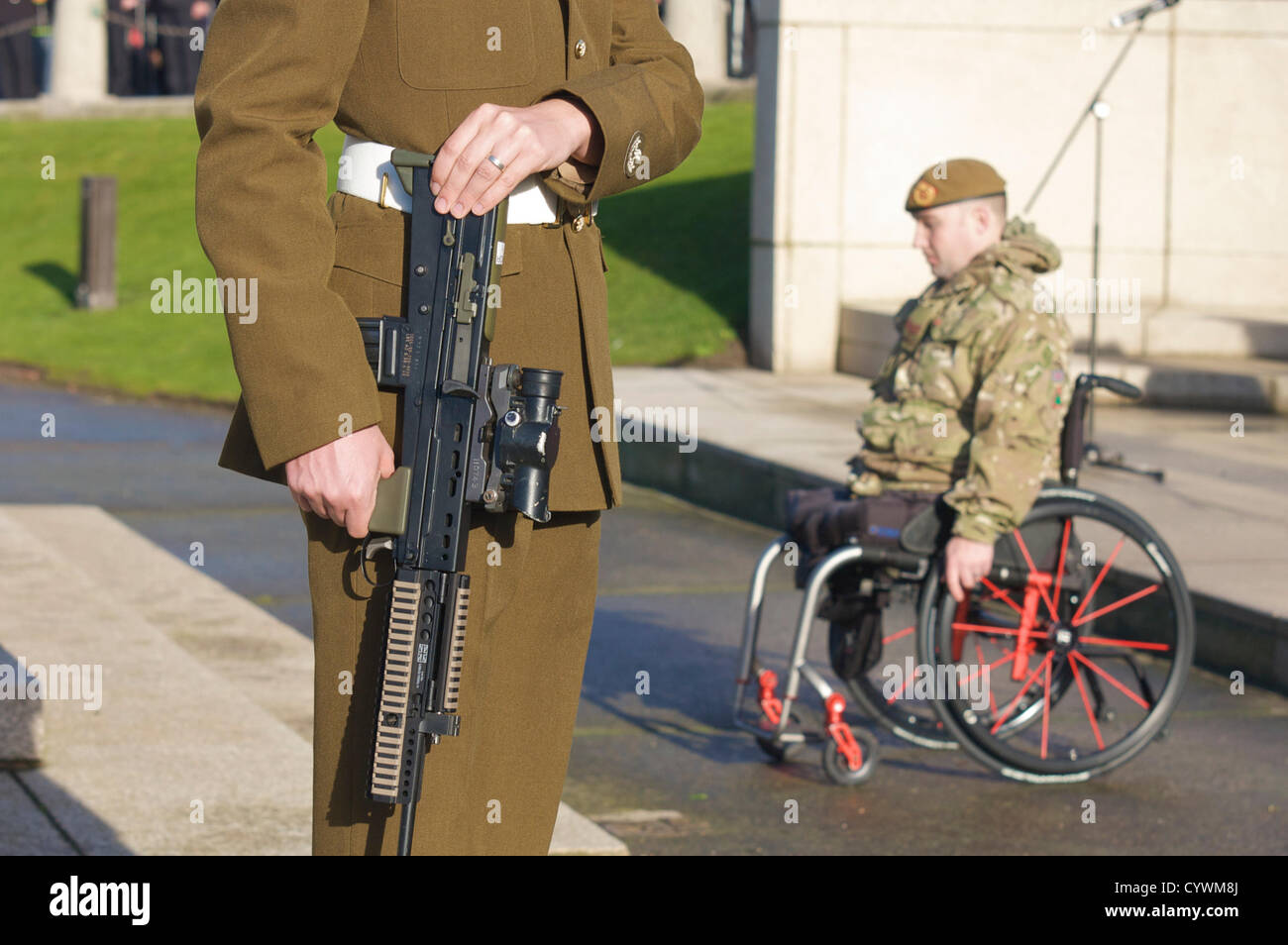 Blackpool, Großbritannien, 11. November 2012. Gedenkfeier im Blackpool Cenotaph. Ein Soldat, der in Afganistan seine Beine verlor, und ein bewaffneter junger Kadett bei der Kranzniederlegung. Alamy Live News Stockfoto