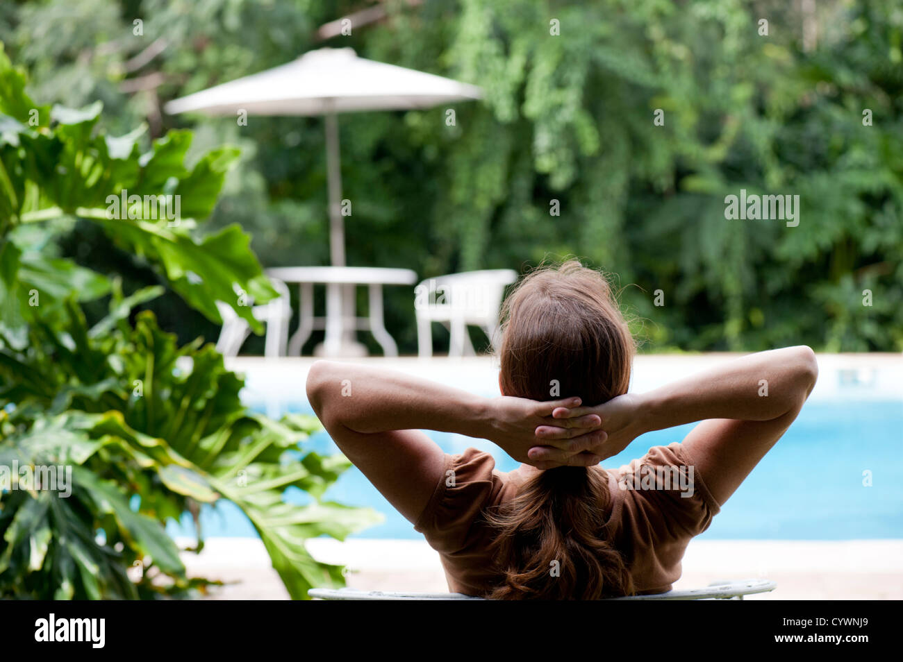 Frau entspannende Swimmingpool Stockfoto