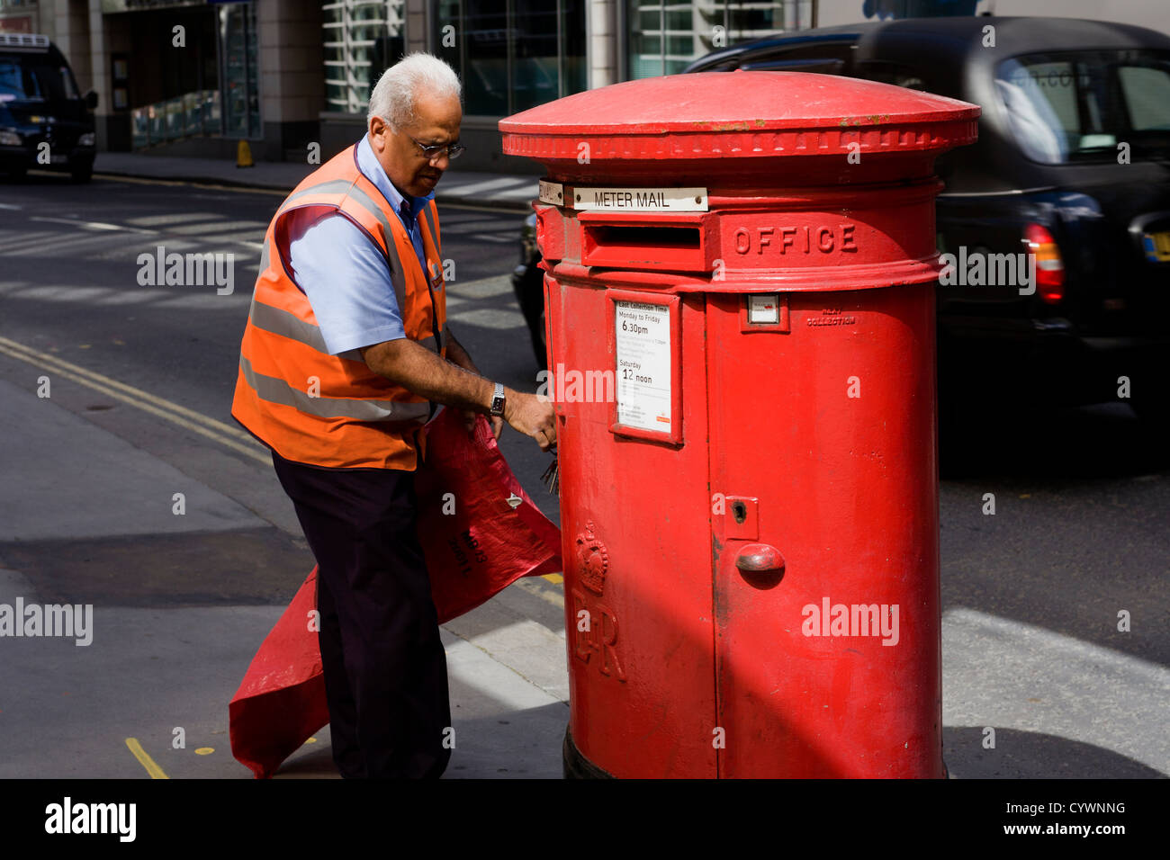 Ein Briefträger sammelt e-Mail im Stadtteil, London Stockfoto