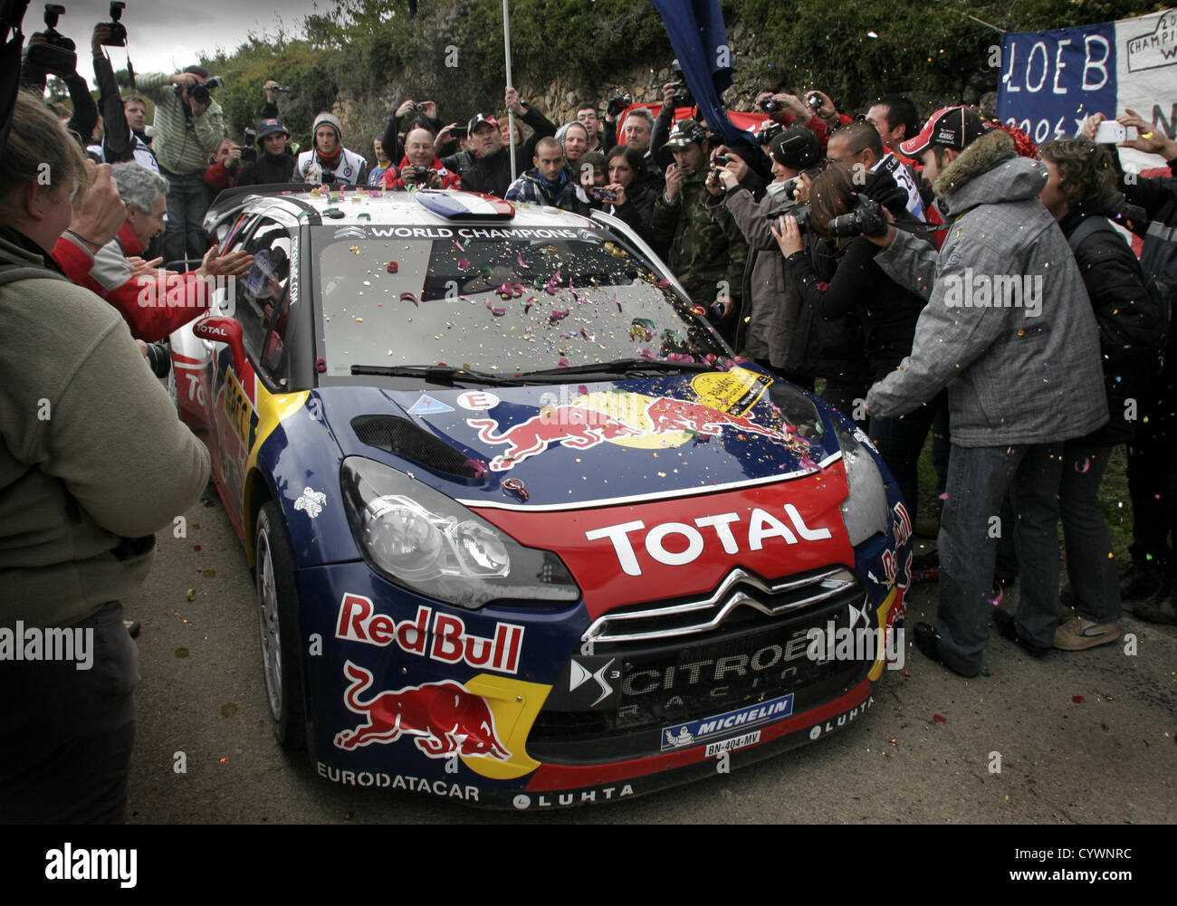 Bild: Steve Race TIVISSA, Spanien. Sonntag, 11. November 2012. WRC (World Rally Championship) World Champion Sébastien Loeb und Beifahrer Daniel Elena, fahren für Citroën Total World Rally Team, sind von Fans auf der Ausfahrt La Serra d'Almos, die letzte Phase der RallyRACC-Rallye de Espana, Teilnahme an Catalyuna, Spanien gratuliert. Stockfoto