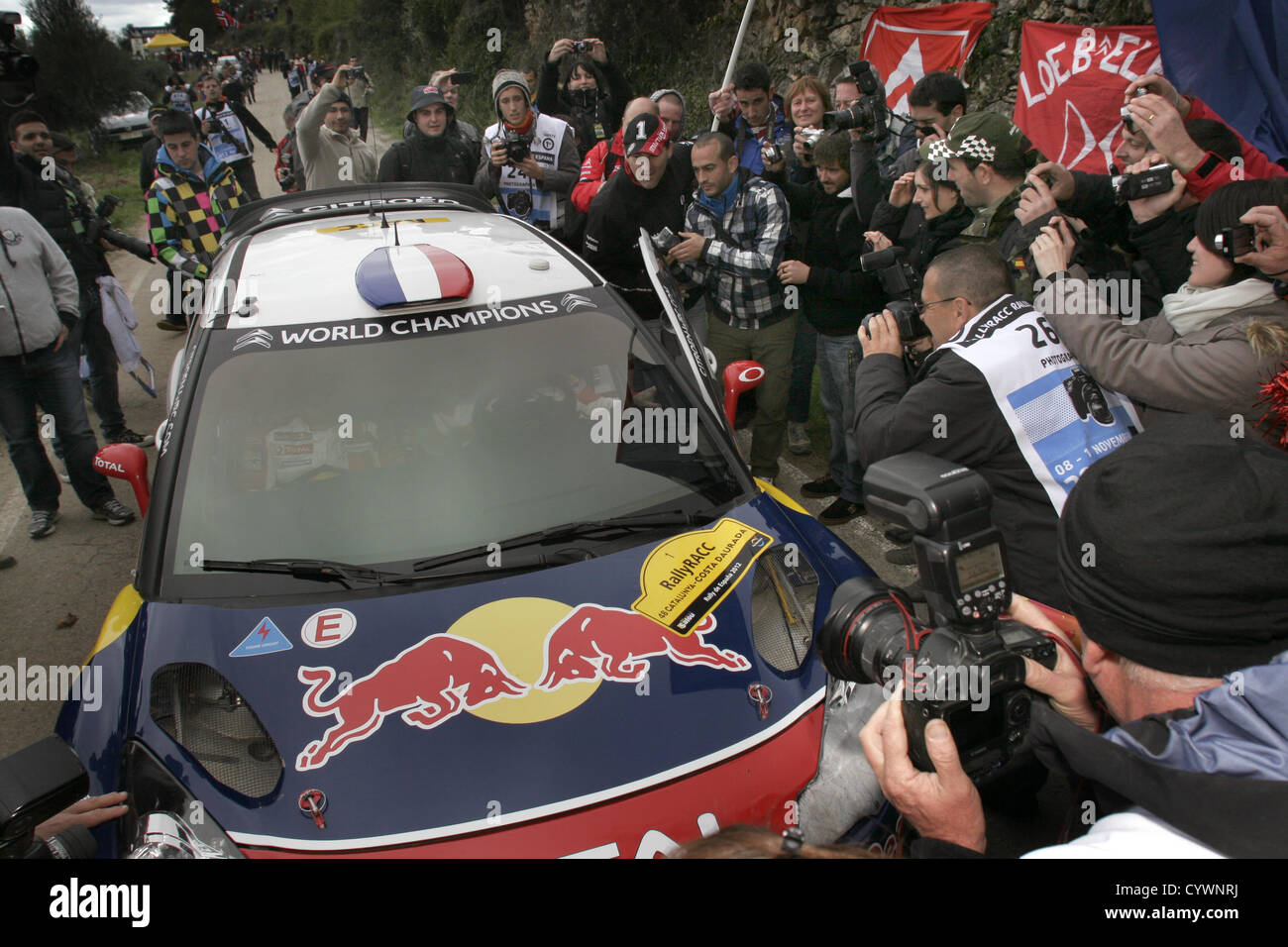 Bild: Steve Race TIVISSA, Spanien. Sonntag, 11. November 2012. WRC (World Rally Championship) World Champion Sébastien Loeb und Beifahrer Daniel Elena, fahren für Citroën Total World Rally Team, sind von Fans auf der Ausfahrt La Serra d'Almos, die letzte Phase der RallyRACC-Rallye de Espana, Teilnahme an Catalyuna, Spanien gratuliert. Stockfoto