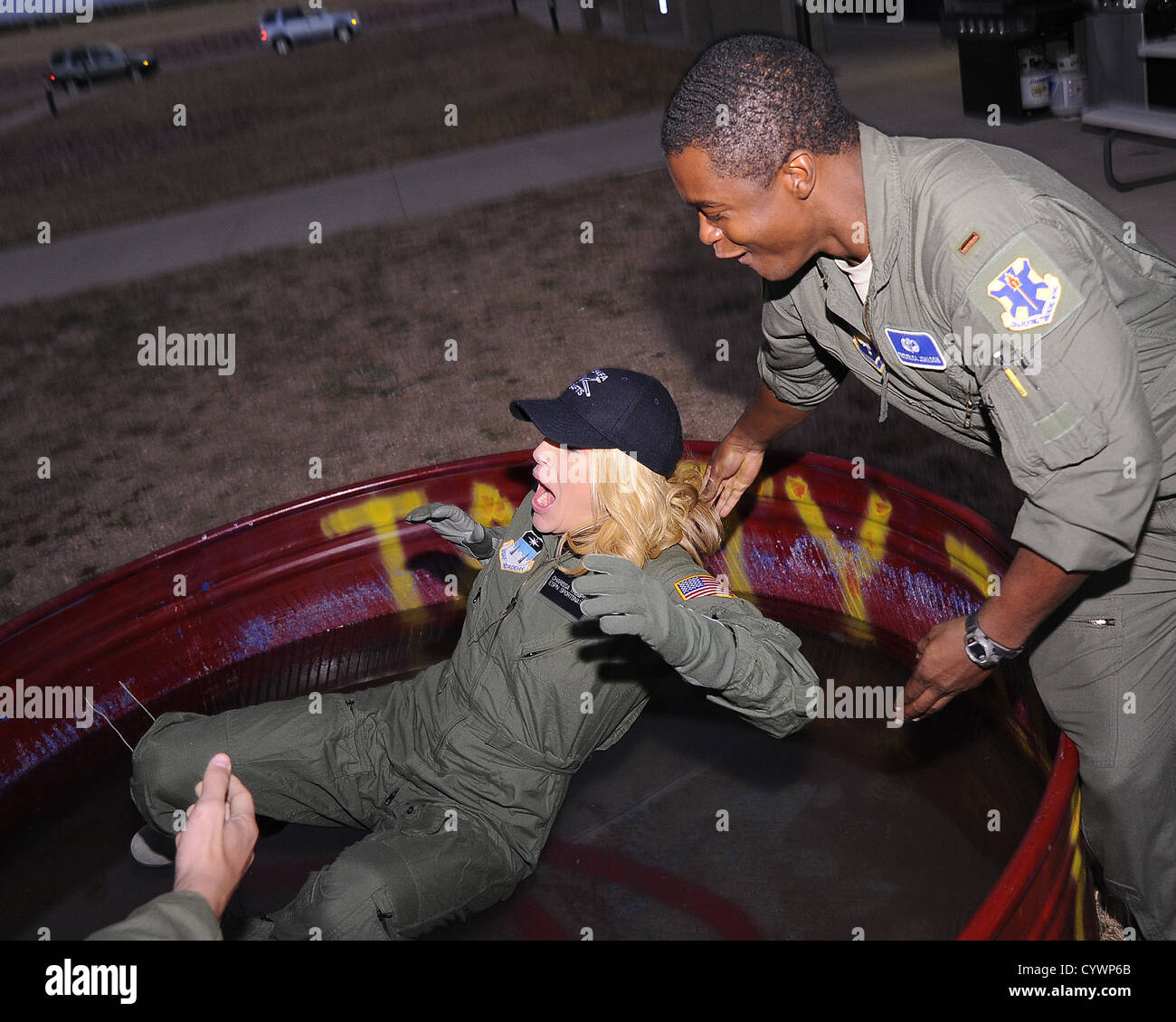 Lieutenant Frederick Johnson wirft ESPN Charissa Thompson spielerisch in einen Wassertank, nachdem sie an der U.S. Air Force Academy in Colorado Springs ihren Orientierungsflug auf dem Segelflugzeug gemacht hatte. Die Veranstaltung war Teil einer SportsNation-Sendung. Stockfoto