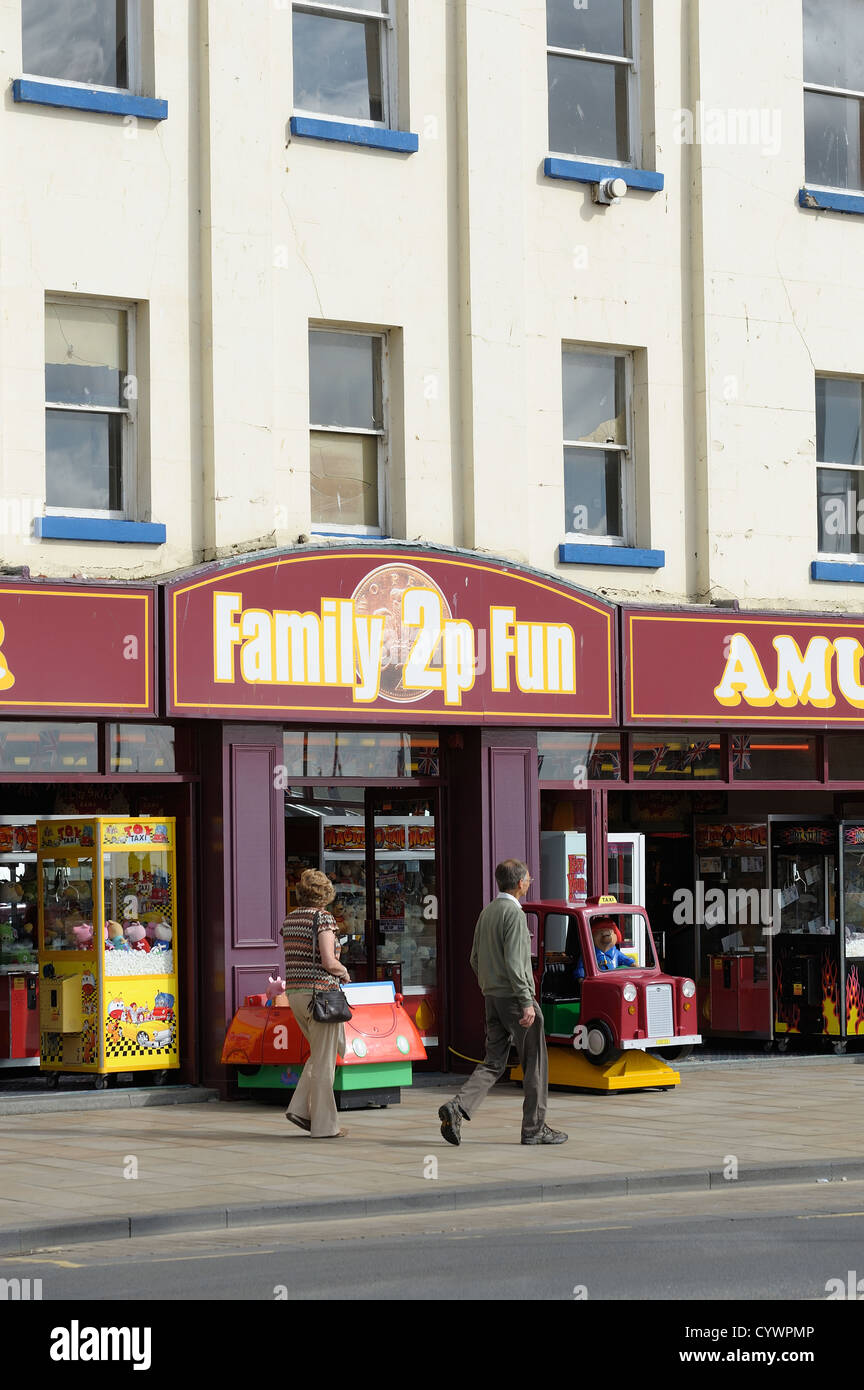 Familienbudget Arcade-2P Unterhaltungsautomaten Scarborough England uk Stockfoto