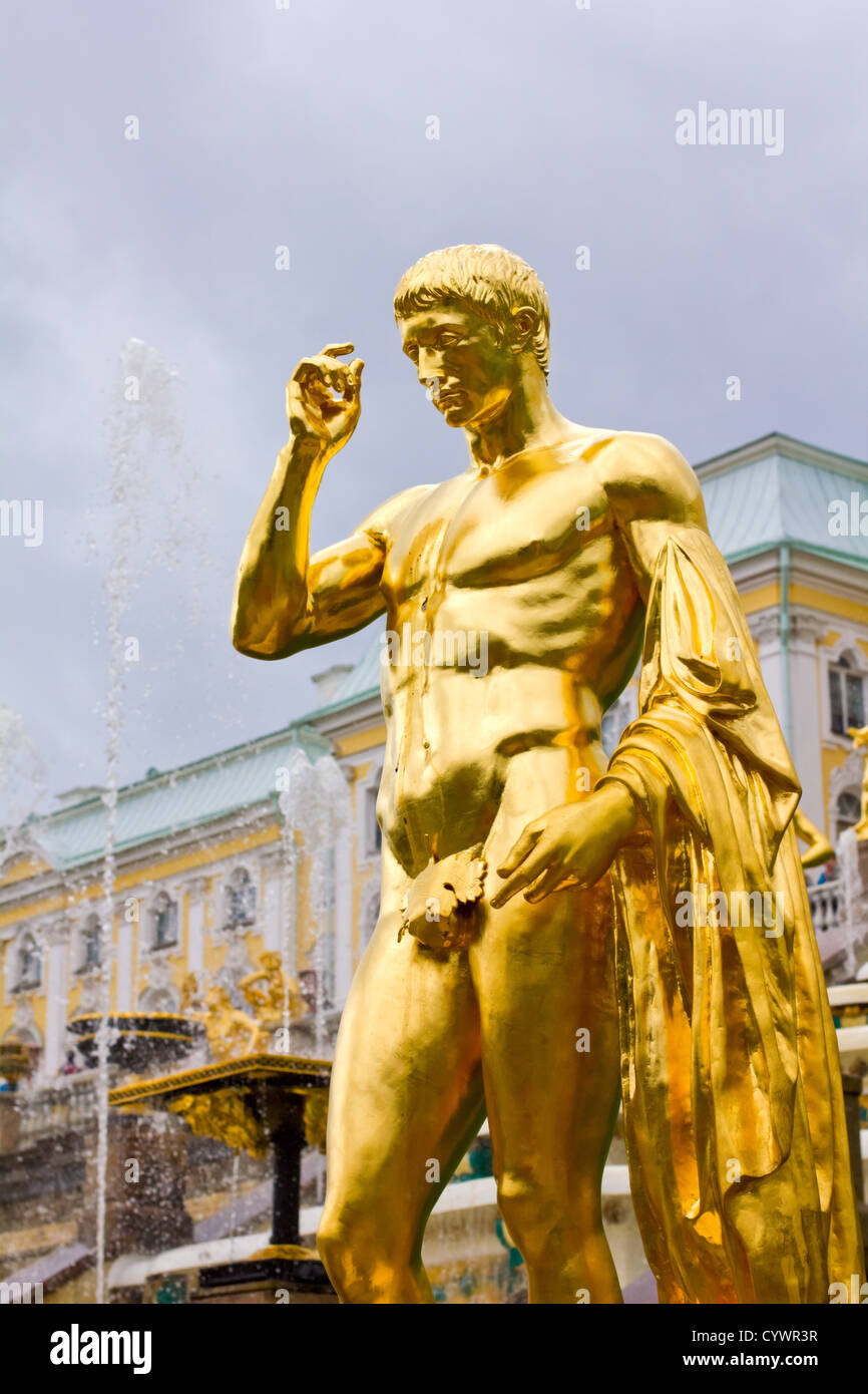 Peterhof-Palast. Goldene Statue der große Kaskade Brunnen unteren Park. UNESCO-Weltkulturerbe. Stockfoto