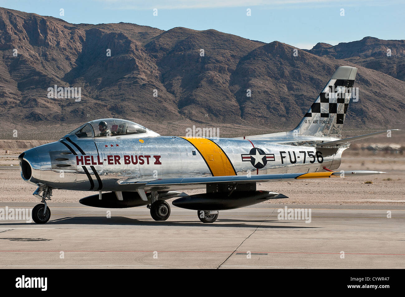 Eine f-86 Sabre taxis auf den Laufsteg während des jährlichen Aviation Nation Open House 9. November 2012, auf der Nellis Air Force Base, Nevada die Stockfoto