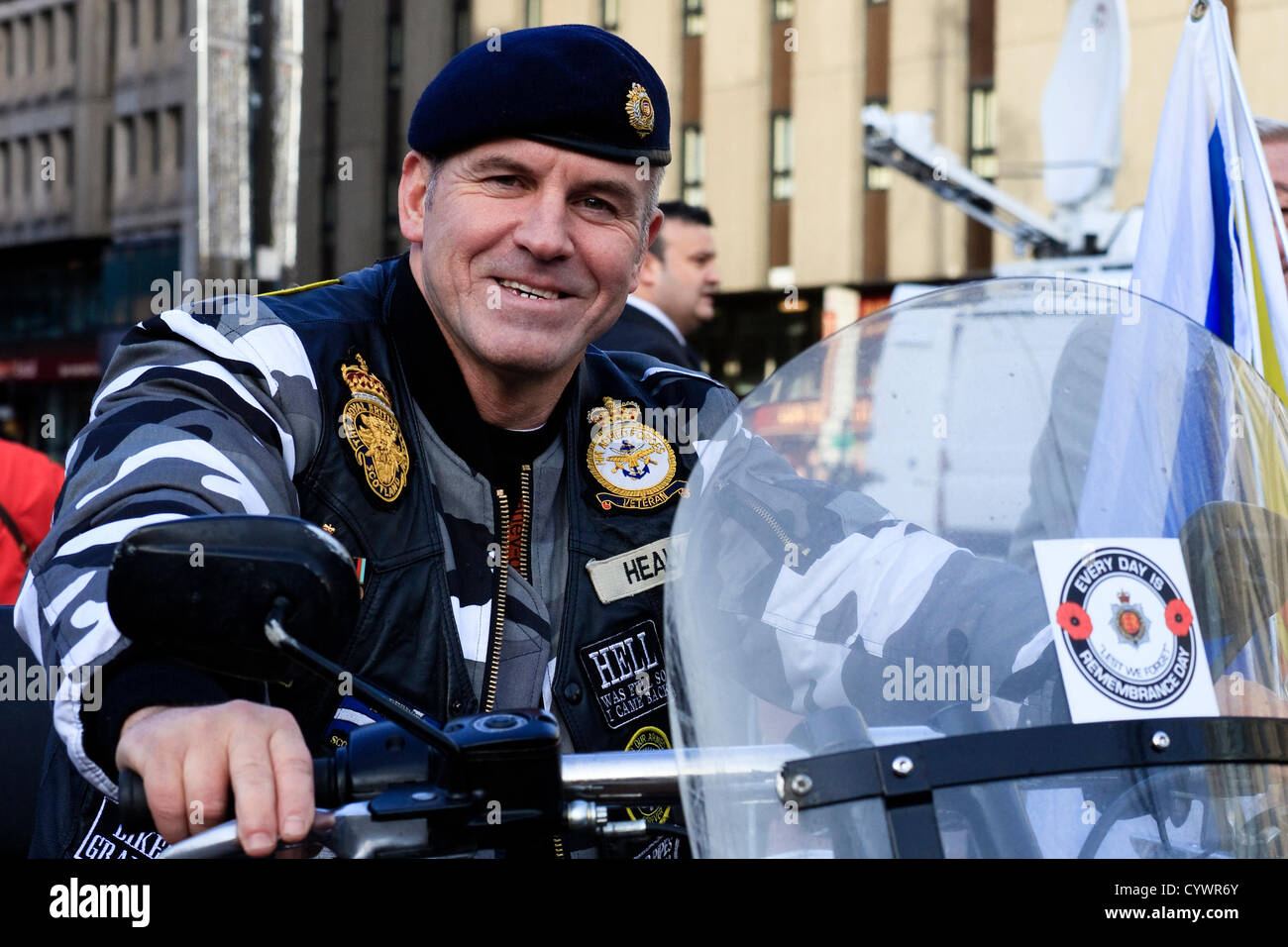 11. November 2012, Remembrance Day parade, George Square, Glasgow, Schottland. Frankie Healey ist ein ehemaliger Soldat und ist Mitglied der Royal British Legion Motorradclub, Scotland Branch.  Er nahm Teil an der Parade auf seinem Motorrad. Stockfoto