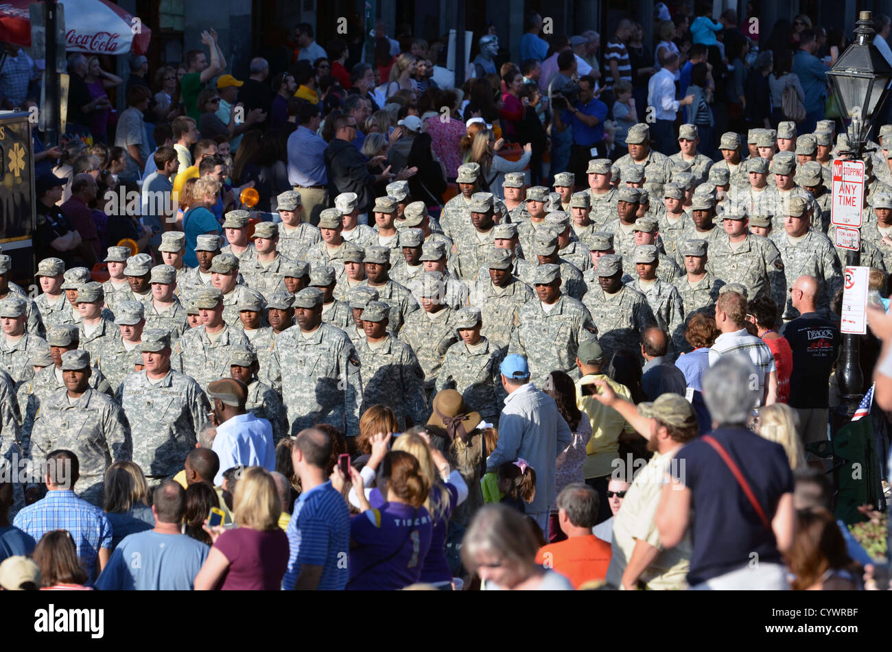 Soldaten der US Army Reserve und der Nationalgarde Louisiana werden begrüßt und bedankte sich durch Hunderte von Zivilisten während der Louisiana Bicentennial Militärparade in den historischen französischen Viertel von New Orleans, Louisiana, Samstag, November 10. Stockfoto