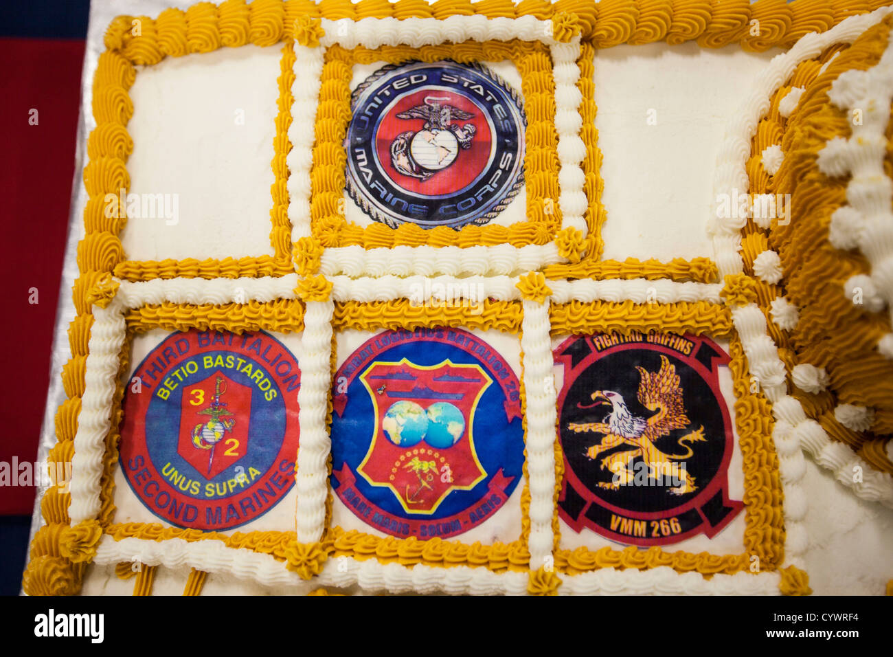 Ein Geburtstagskuchen für die Marines und Segler zugewiesen, die 26. Marine Expeditionary Unit (MEU) sitzt auf einem Tisch während eines US Stockfoto