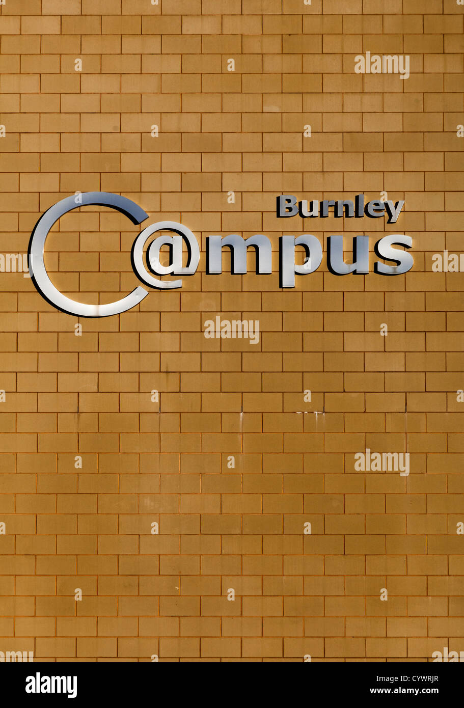 Blechschild für Burnley Campus Schule auf Ziegel Wand, Burnley, England, UK Stockfoto