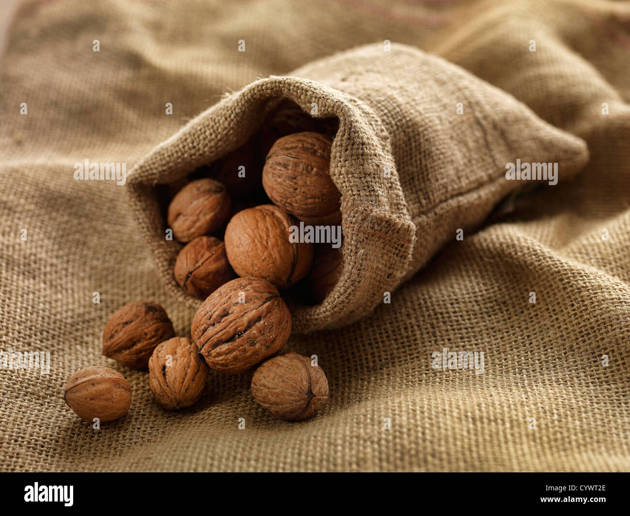 Walnüsse in gesponnener Beutel auf gewebte Tuch Stockfoto