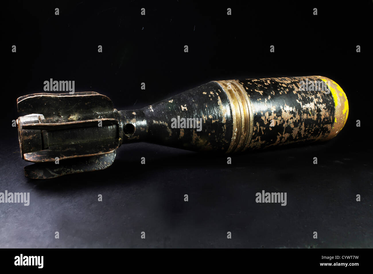 ein Mörtel Bombe schwarz und gelb sehr alt und rostig Stockfoto